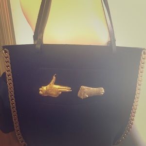 Run the Jewels felt tote bag made by LP’s mom! 😮